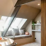Charming Attic Retreat In Historic Center Διαμέρισμα