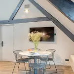 Charming Attic Retreat In Historic Center Διαμέρισμα