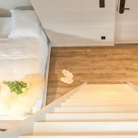 Apartment Charming Attic Retreat In Historic Center