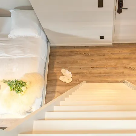 Apartament Charming Attic Retreat In Historic Center *