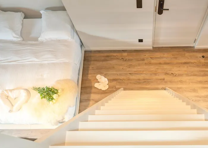 Lejlighed Charming Attic Retreat In Historic Center *