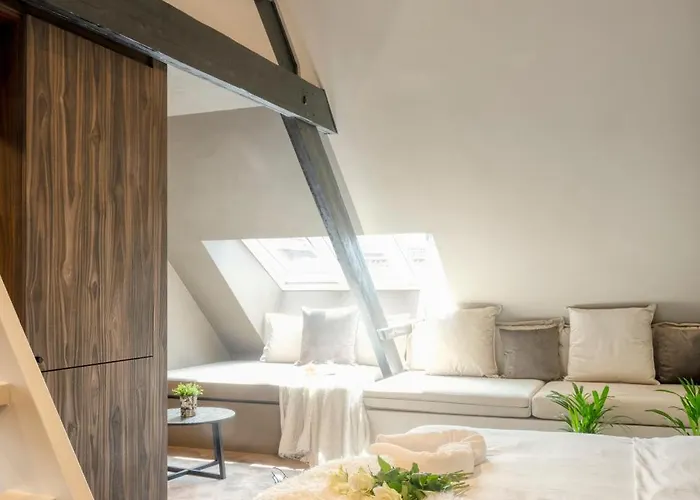 Lejlighed Charming Attic Retreat In Historic Center *