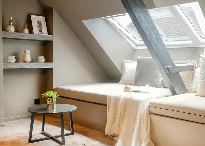 Charming Attic Retreat In Historic Center Апартаменти *