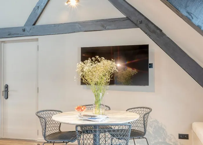 Charming Attic Retreat In Historic Center Апартаменти