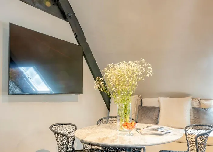 Lejlighed Charming Attic Retreat In Historic Center