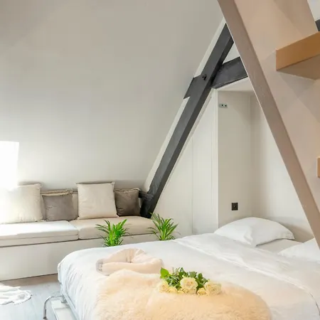 Apartment Charming Attic Retreat In Historic Center